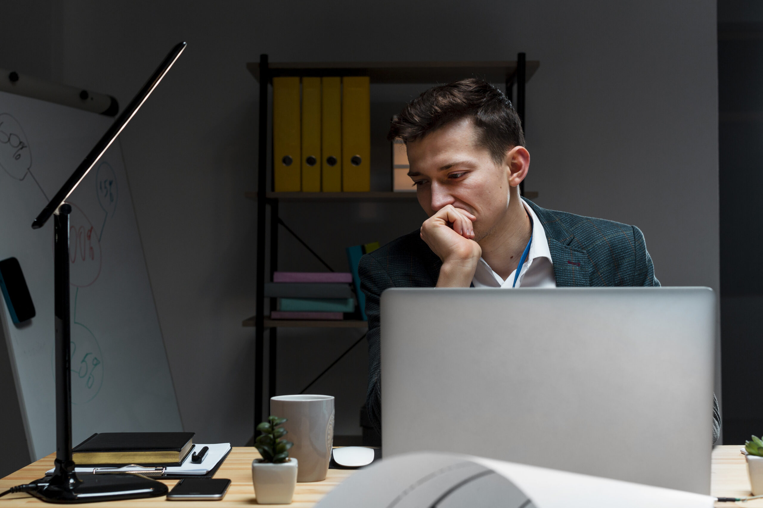 portrait-entrepreneur-working-night
